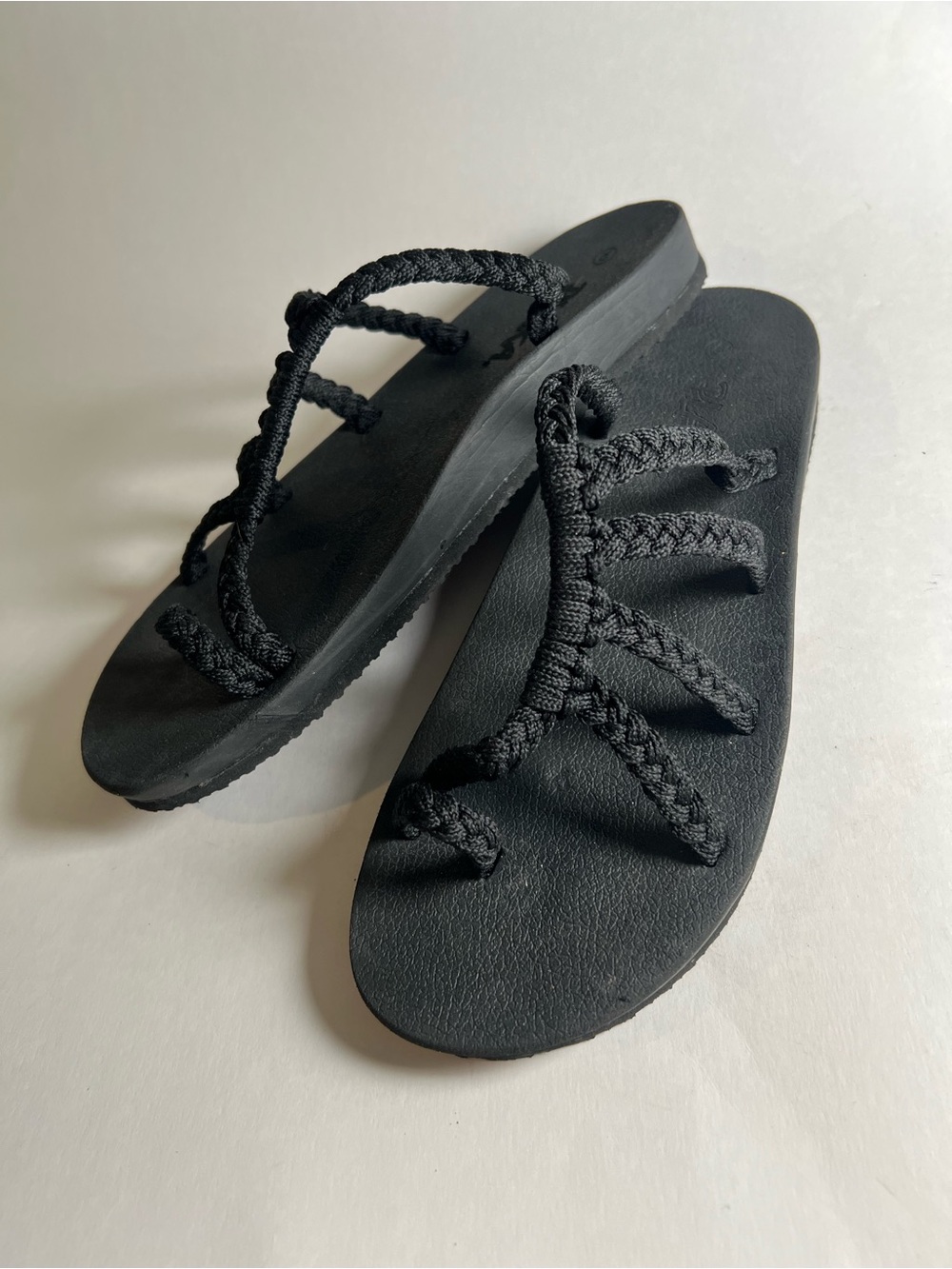 Women’s Plaka Black Braided Strap Flip Sandals Size 9